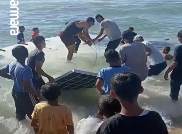 Flotilla, una delle barche abbordate da Israele in mare aperto arriva sulle coste di Gaza