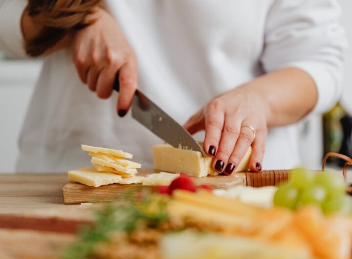 tagliare un formaggio
