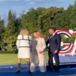 Macron accoglie Giorgia Meloni al G7 con Felicità di Al Bano e Romina