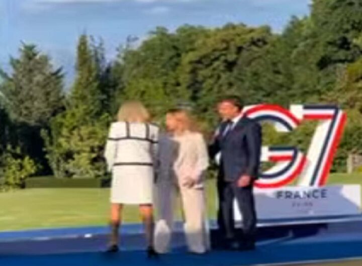 Macron accoglie Giorgia Meloni al G7 con Felicità di Al Bano e Romina