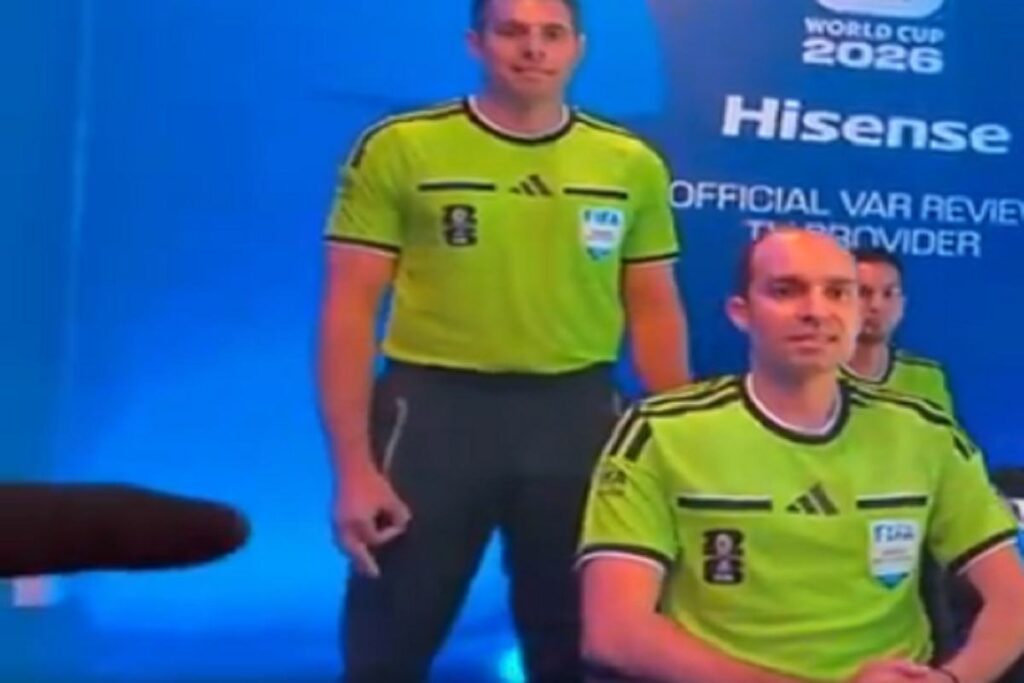 Arbitro accusato di aver fatto un segno suprematista ai Mondiali, il video che mostra il gesto della mano