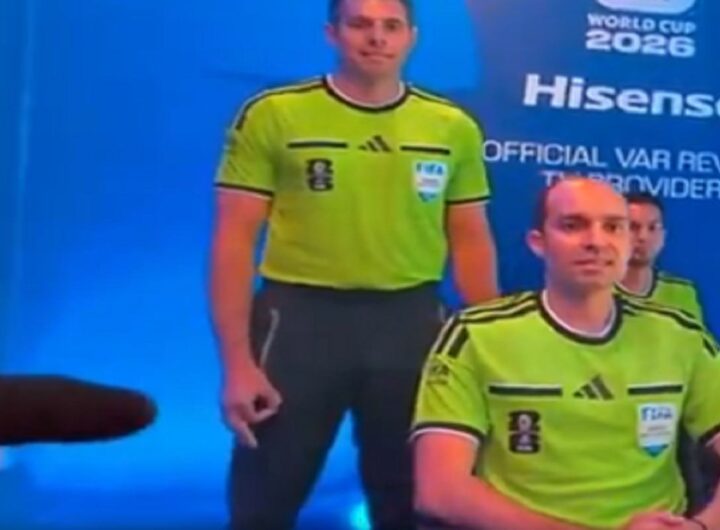 Arbitro accusato di aver fatto un segno suprematista ai Mondiali, il video che mostra il gesto della mano