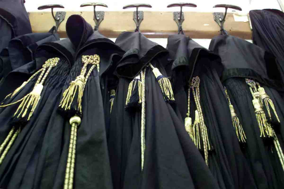 Malata terminale chiede di poter vedere per l’ultima volta le figlie date in adozione, il Tribunale dice no “per il bene delle piccole”