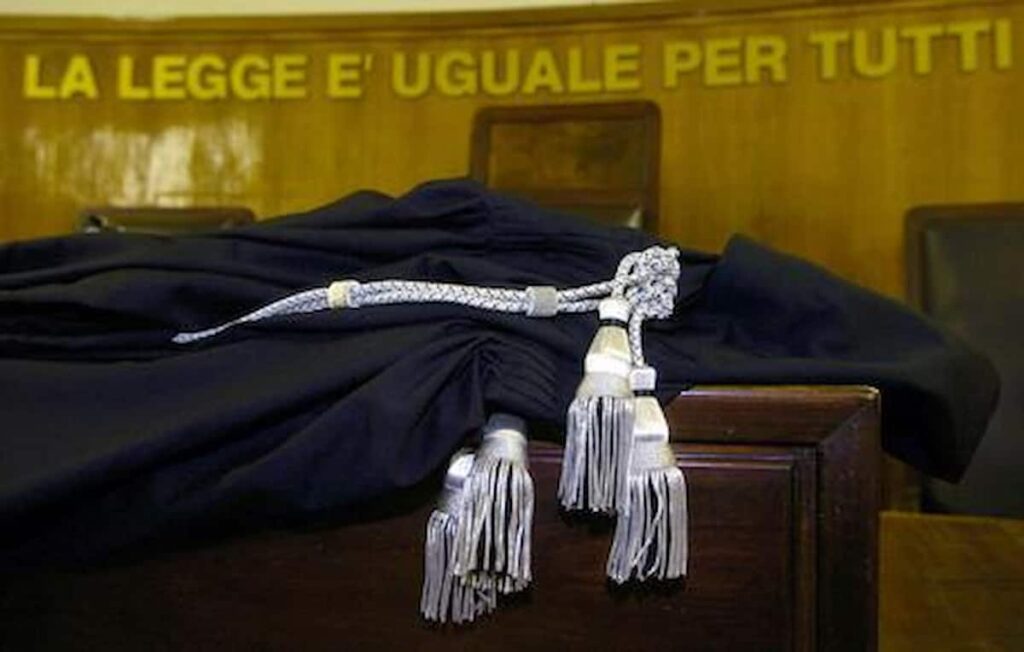 aula tribunale e toga