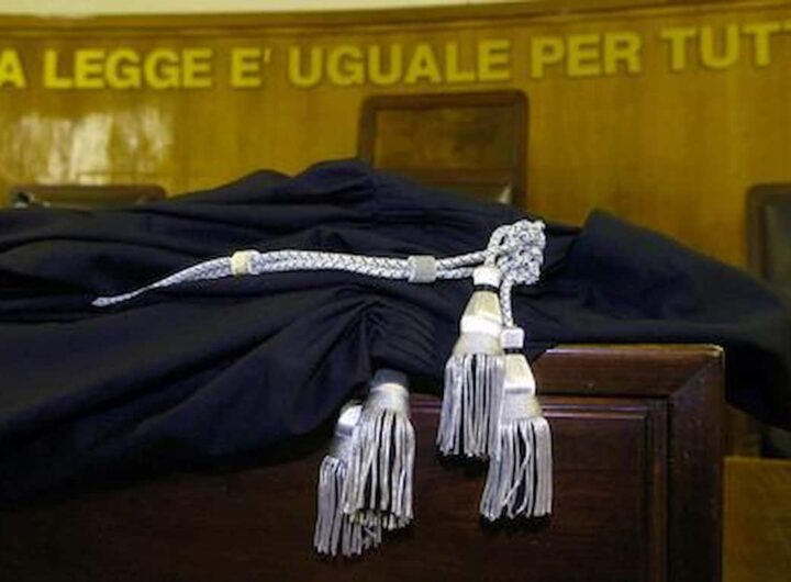 aula tribunale e toga