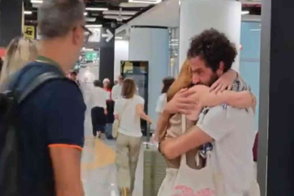 Il video dei due attivisti della Sumud Flotilla arrivati a Fiumicino dopo essere stati liberati in Libia