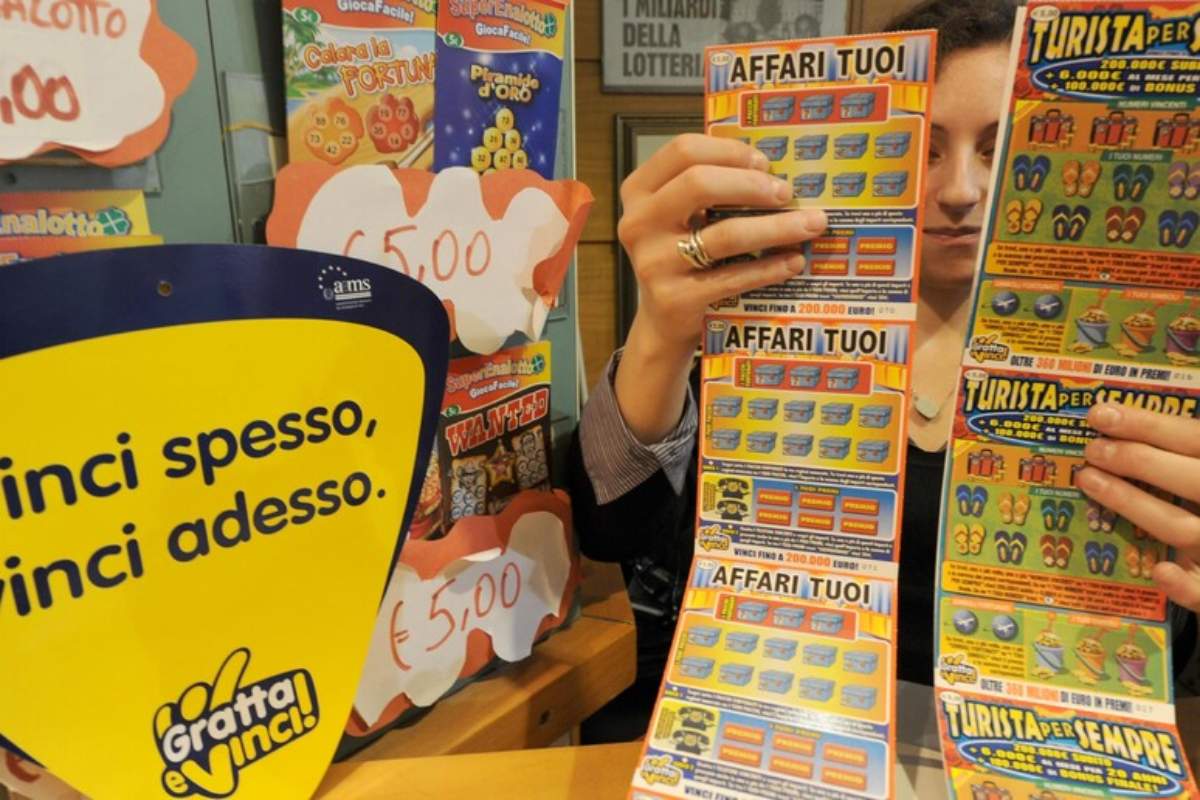 Migrante vince 500mila euro al Gratta e Vinci ma non può incassarli: il tribunale gli dà ragione e sblocca la vincita