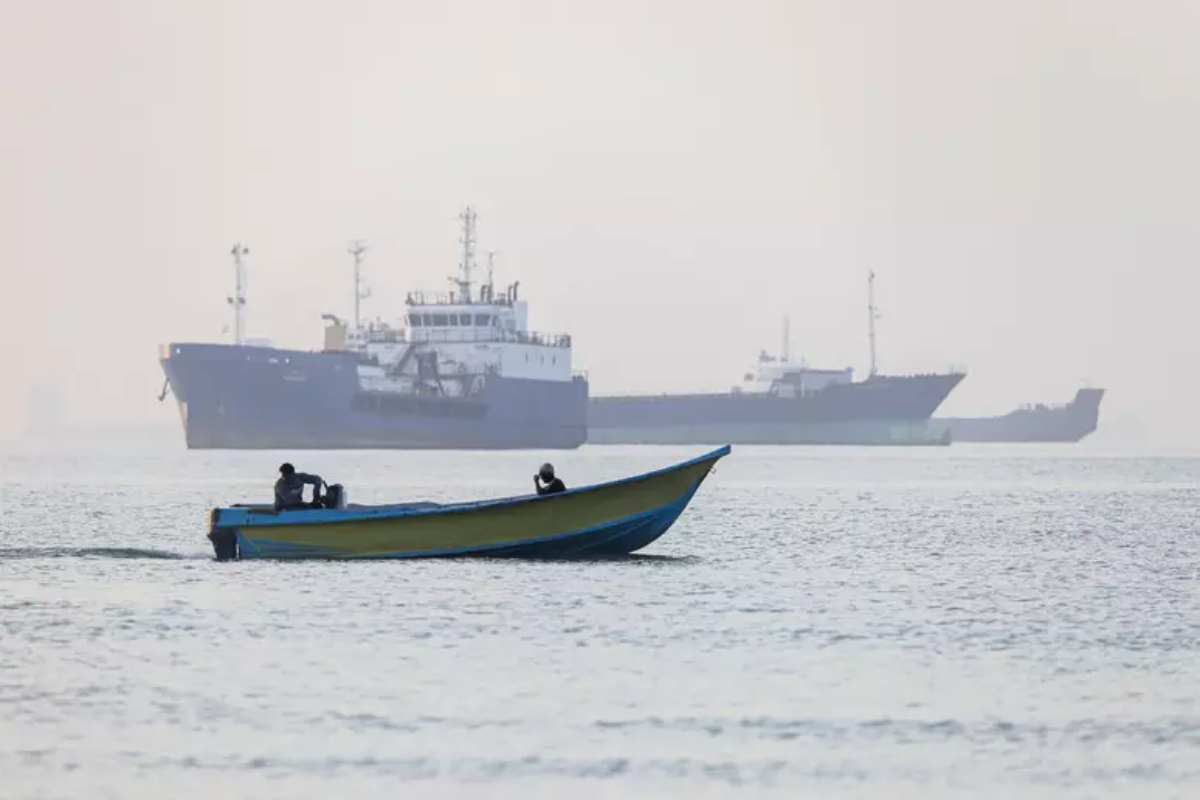 Risale la tensione nello Stretto di Hormuz, Iran attacca nave con drone. Trump: “Una folle violazione del cessate il fuoco”