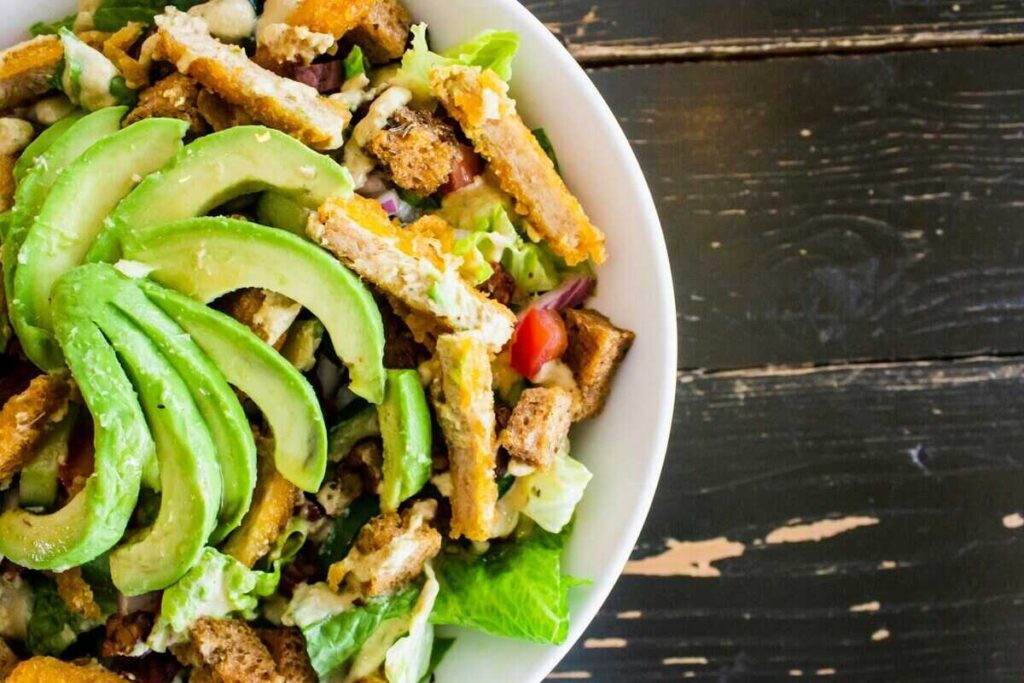 insalata pollo e avocado