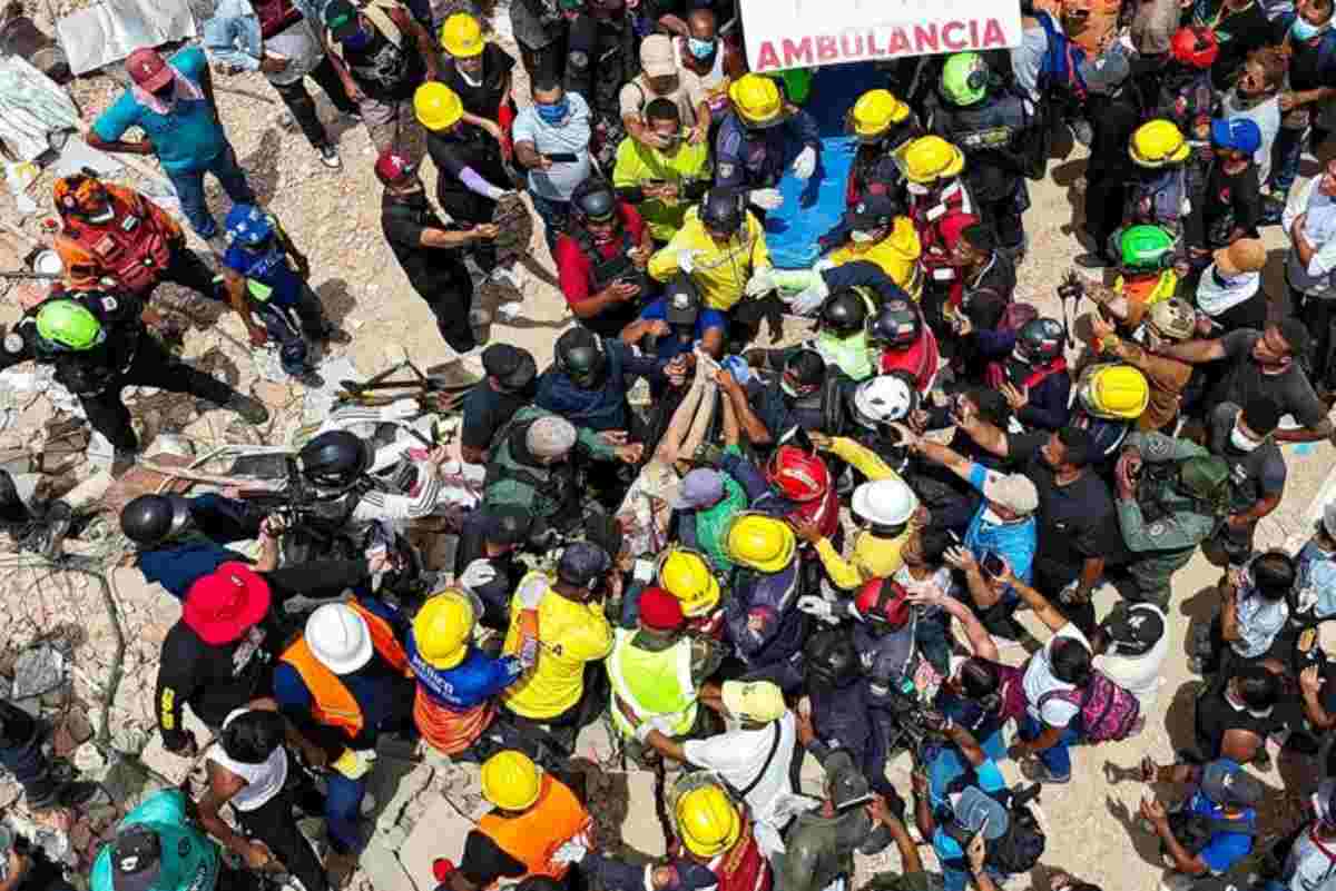 Terremoto Venezuela, nella città fantasma de La Guaira persone estratte vive dopo giorni: e a scavare ci sono anche gli sciacalli