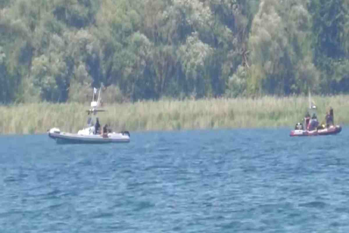 Sommozzatori al lavoro nel Lago di Vico
