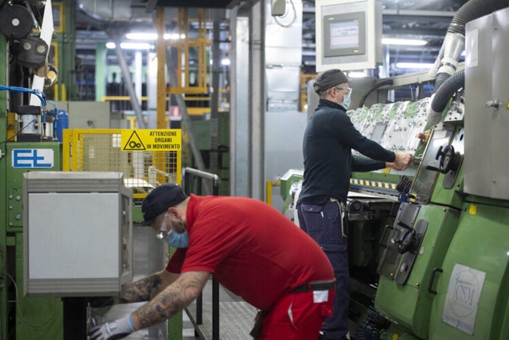 Degli operai al lavoro