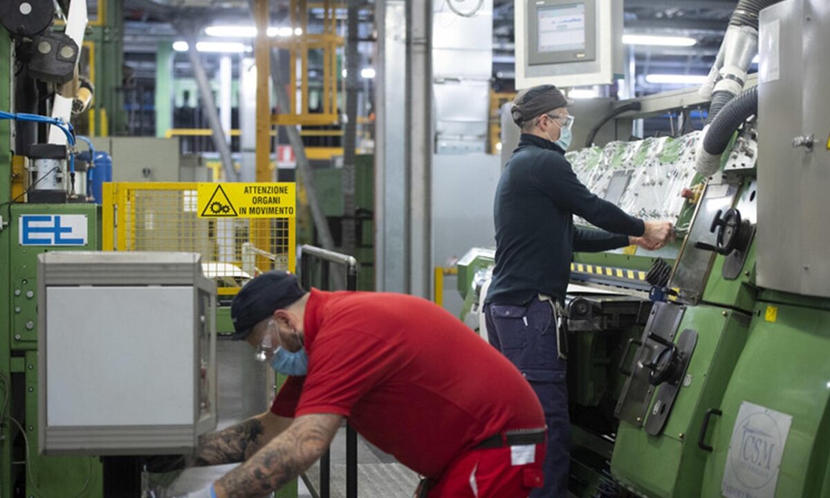 Degli operai al lavoro