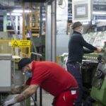 Degli operai al lavoro