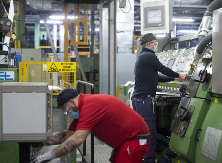 Degli operai al lavoro