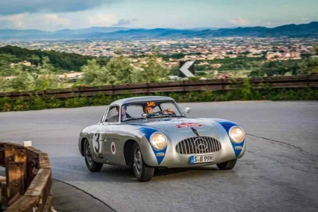 Una Mercedes in gara alle Mille Miglia