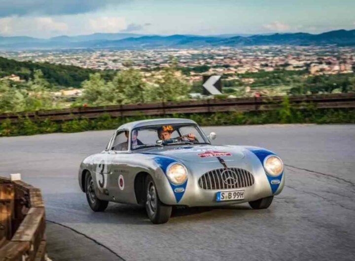 Una Mercedes in gara alle Mille Miglia