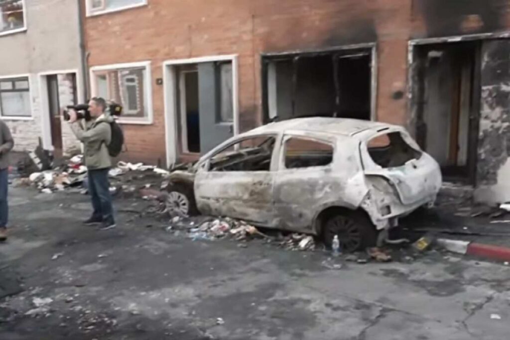 Auto e casa bruciata a Belfast