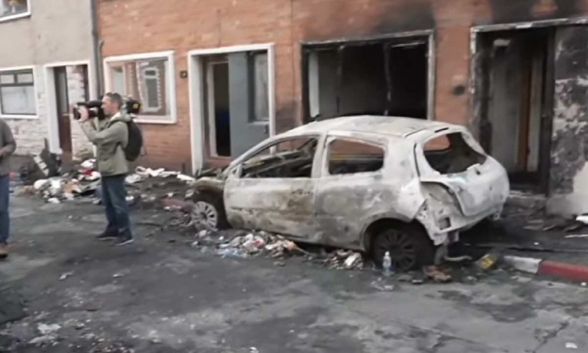 Auto e casa bruciata a Belfast