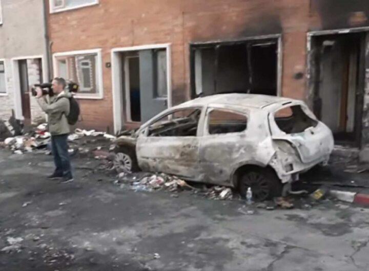 Auto e casa bruciata a Belfast