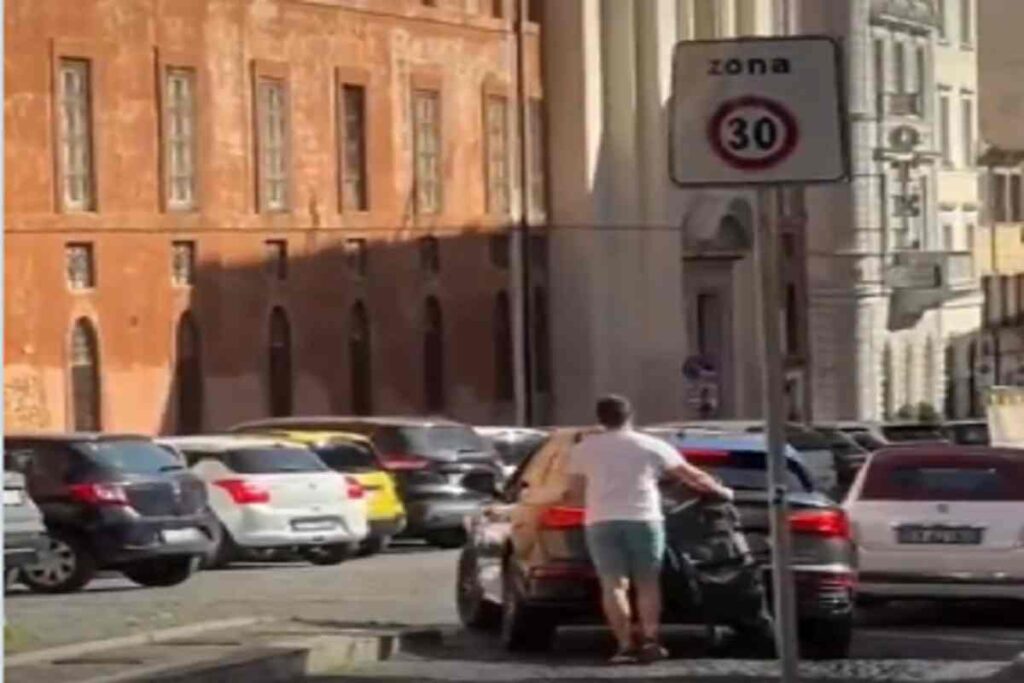 Il video del papà che entra nella Ztl di Roma coprendo la targa col passeggino