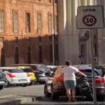 Il video del papà che entra nella Ztl di Roma coprendo la targa col passeggino