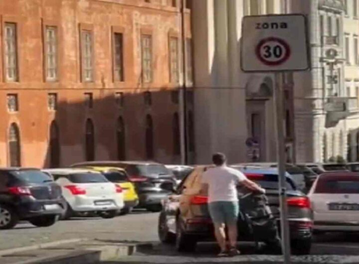 Il video del papà che entra nella Ztl di Roma coprendo la targa col passeggino