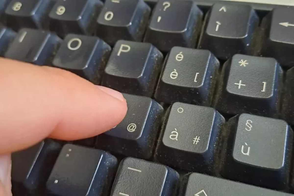 Uomo scrive al pc