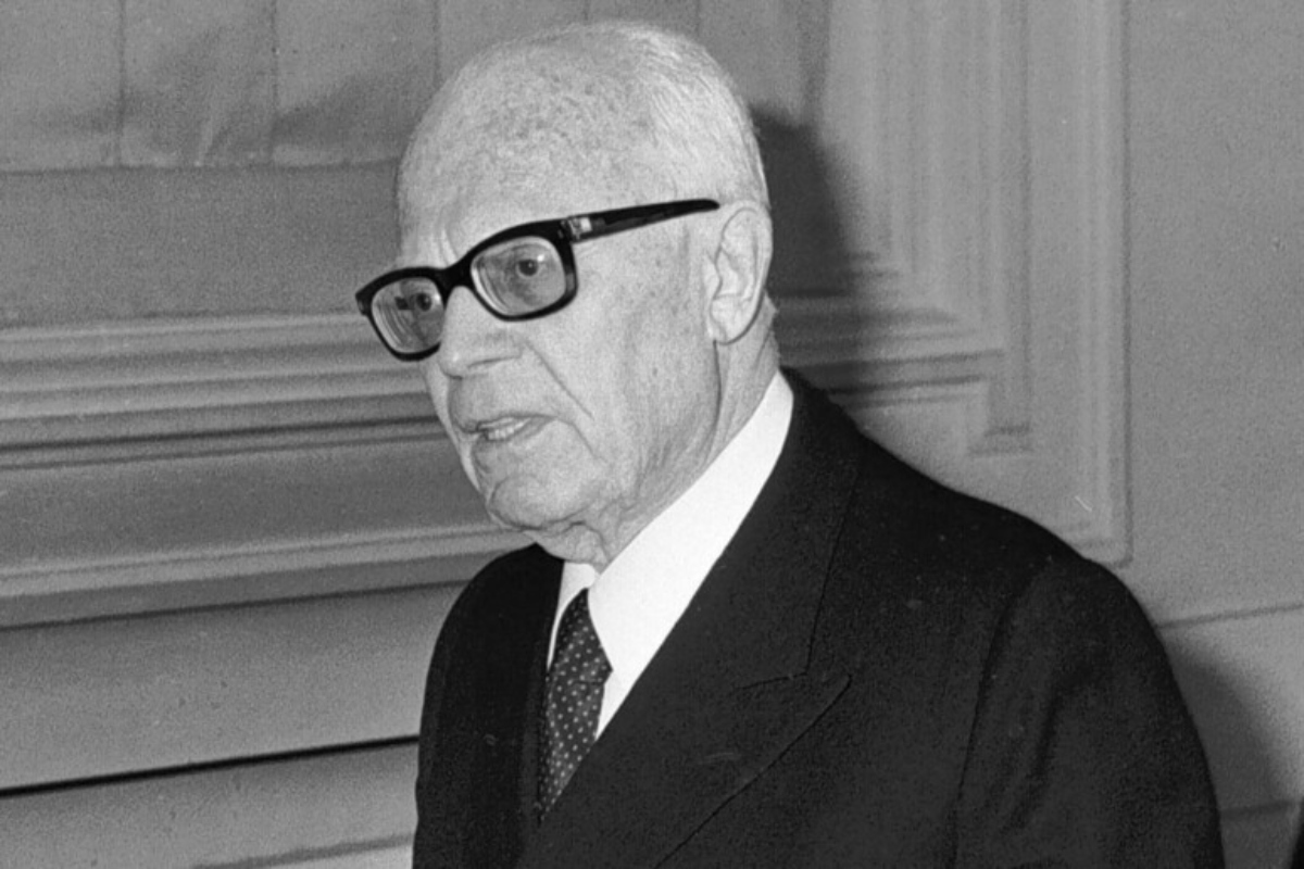 Il vicesindaco FdI del paese natale del Presidente Pertini fa il saluto romano sulle note di Giovinezza