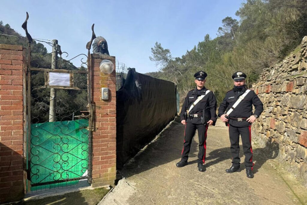 I carabinieri davanti l'abitazione dove è morta la piccola Beatrice