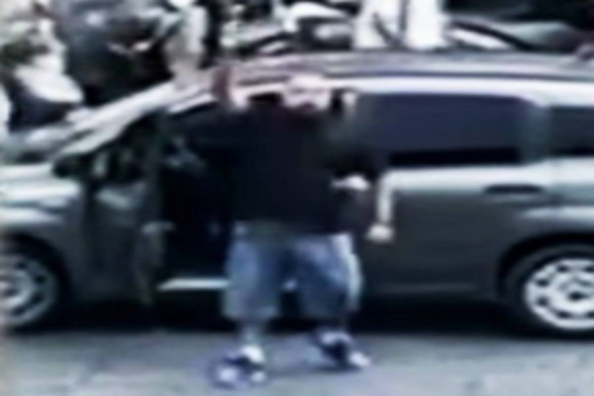 Il ragazzo che a Napoli ha sparato in aria con la pistola 
