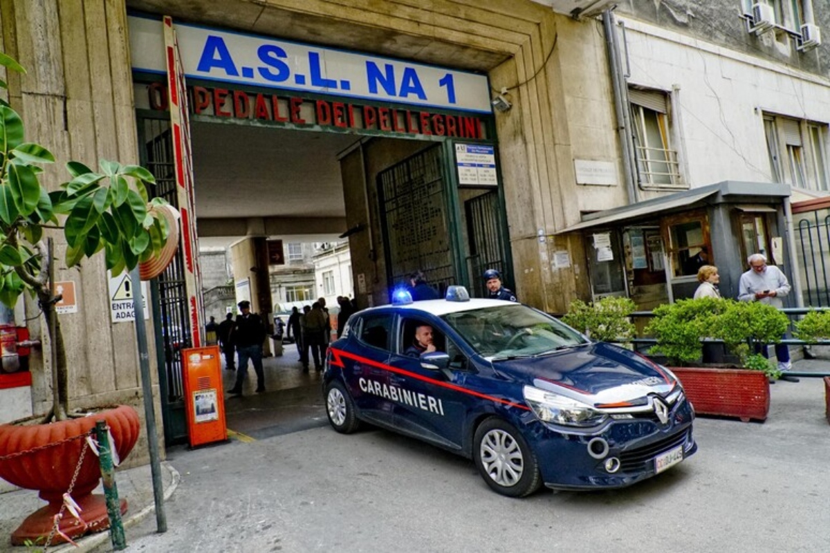 Napoli, esecuzione in mezzo alla strada, tra la gente. Pregiudicato crivellato in via Cesare Rosaroli