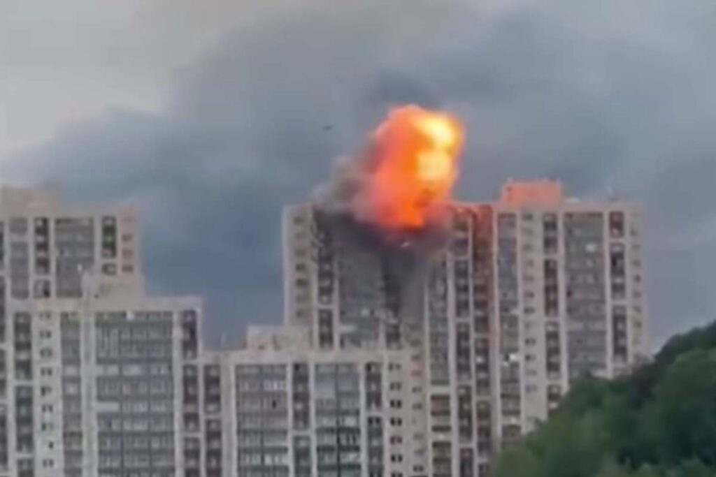 Drone colpisce condominio