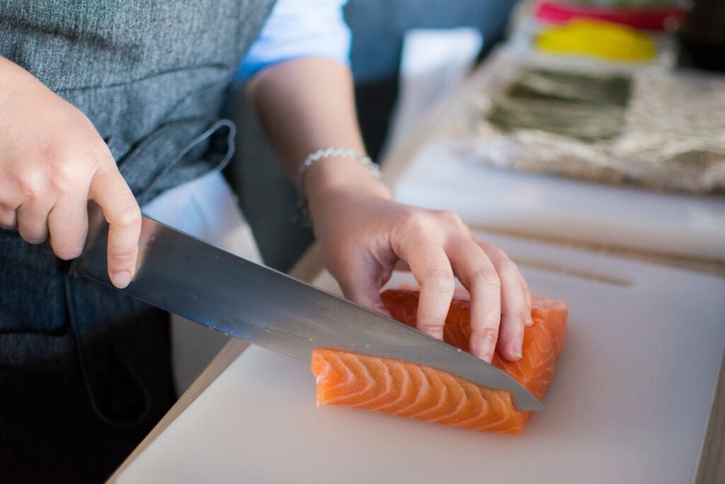 tagliare del salmone fresco
