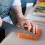 tagliare del salmone fresco