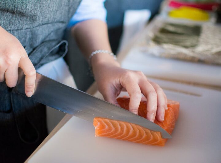 tagliare del salmone fresco