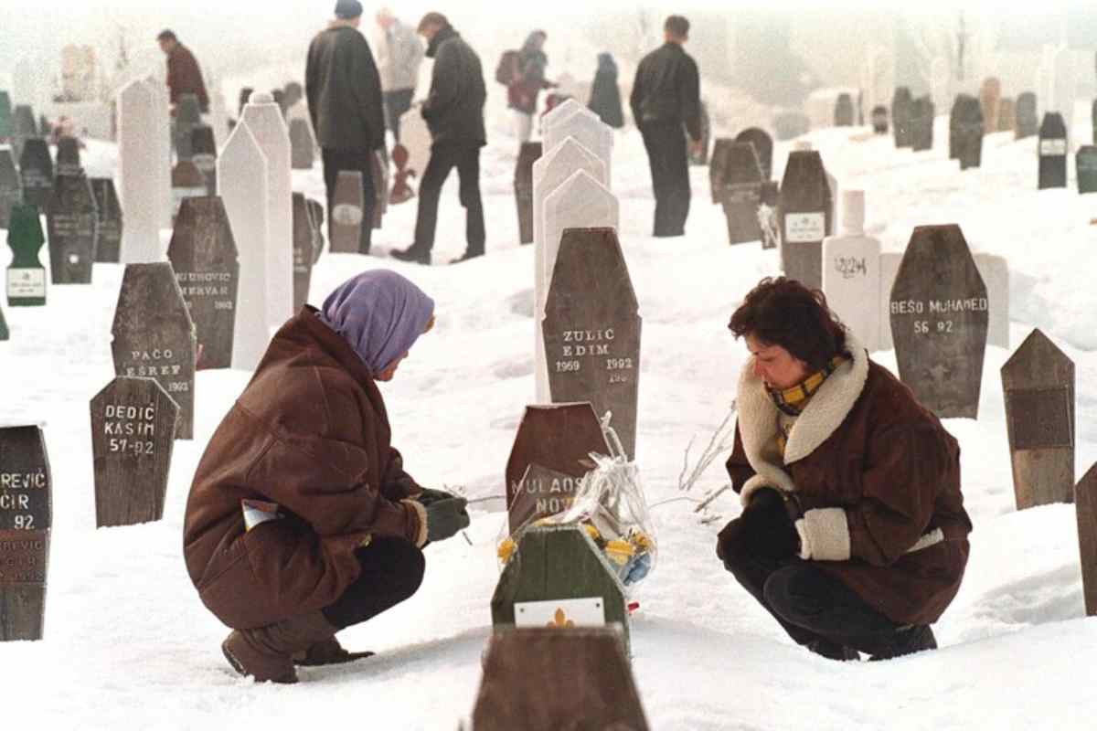 Cecchini a Sarajevo, la “foto significativa” e il silenziatore trovati a casa di un indagato. L’ex compagna: “Aveva gli incubi per aver ucciso”