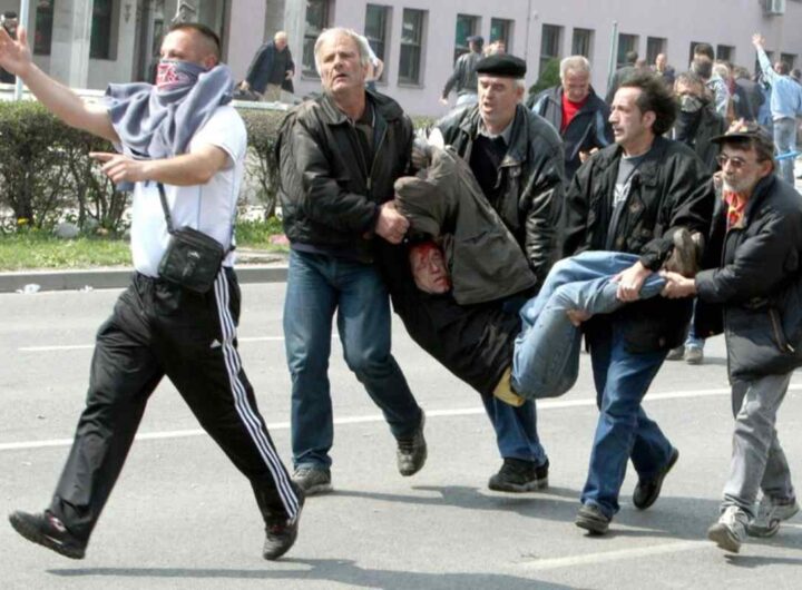 Gente in fuga a Sarajevo