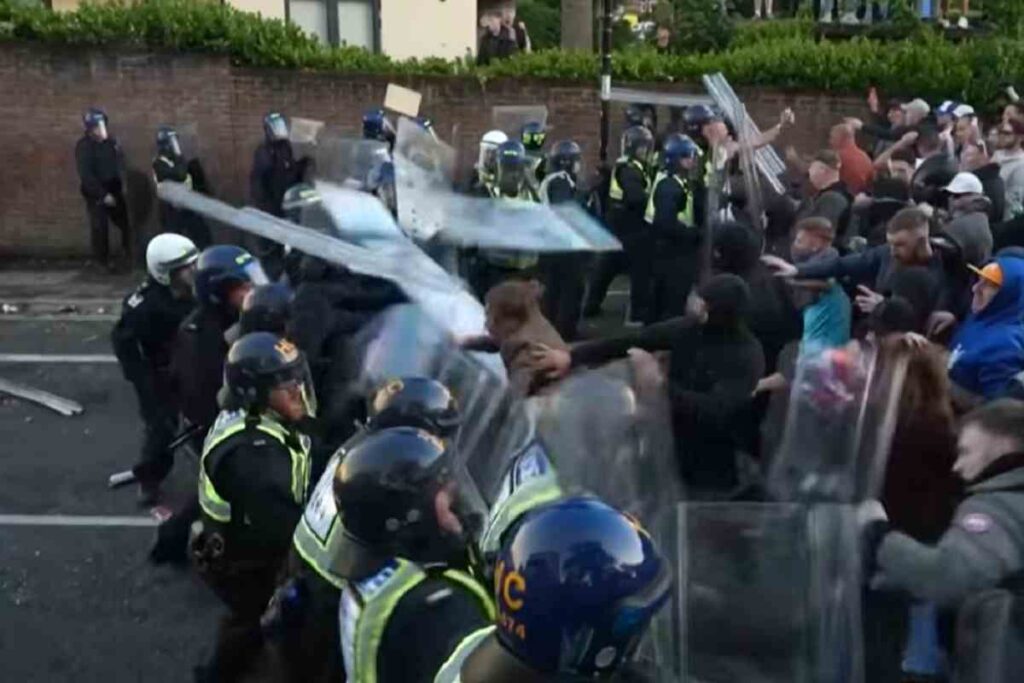 Il video dei militanti di estrema destra che a Southampton in Gran Bretagna attaccano la Polizia. Laburisti accusano Farage: "Istiga le divisioni"