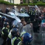 Il video dei militanti di estrema destra che a Southampton in Gran Bretagna attaccano la Polizia. Laburisti accusano Farage: "Istiga le divisioni"
