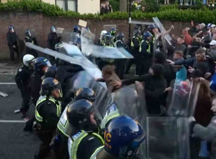 Il video dei militanti di estrema destra che a Southampton in Gran Bretagna attaccano la Polizia. Laburisti accusano Farage: "Istiga le divisioni"