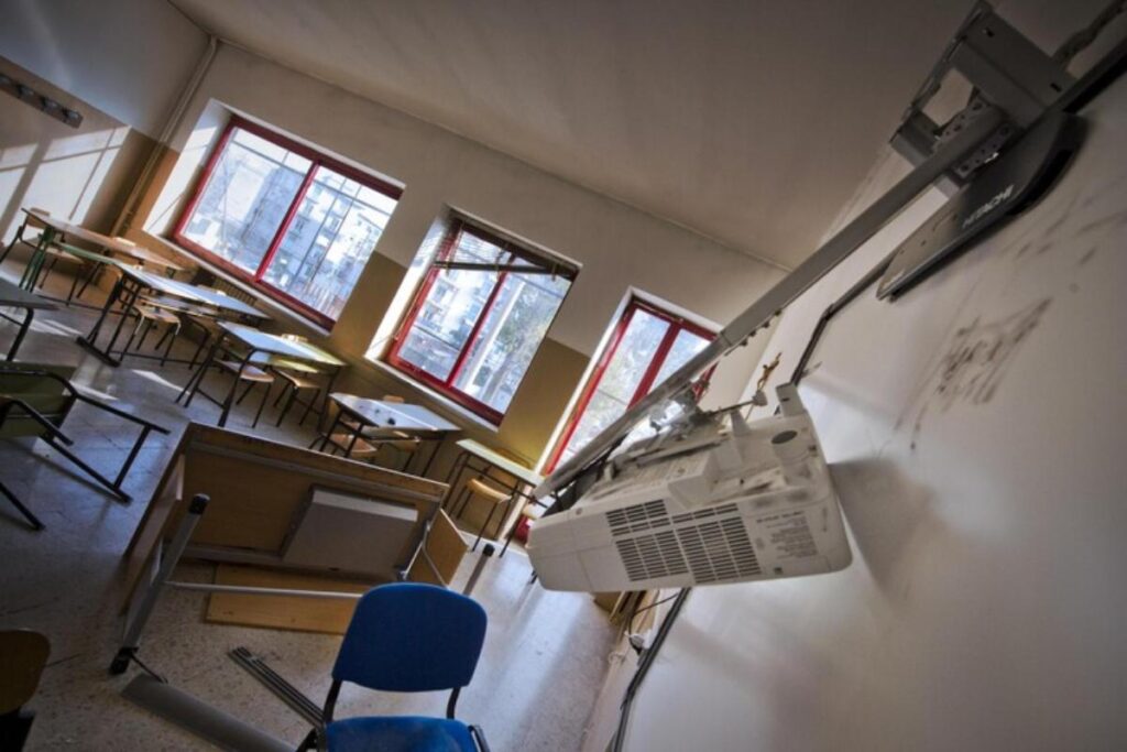 scuola devastata
