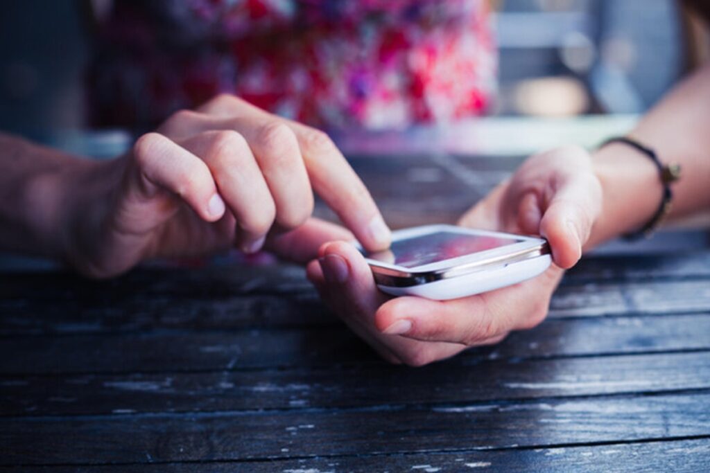 Giovani che usano uno smartphone