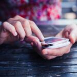 Giovani che usano uno smartphone
