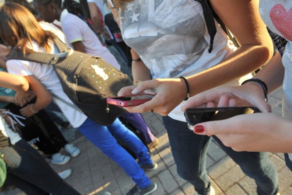 Giovani con il cellulare