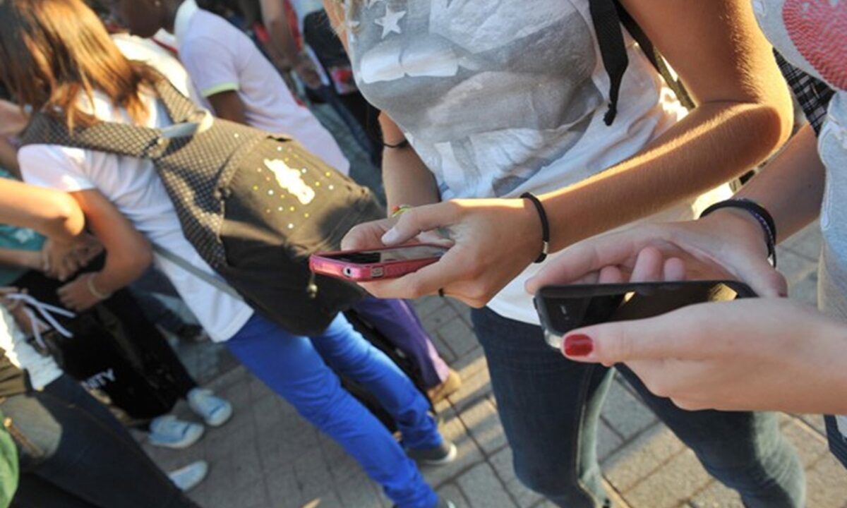 Giovani con il cellulare