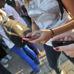 Giovani con il cellulare