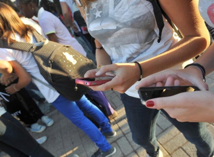 Giovani con il cellulare