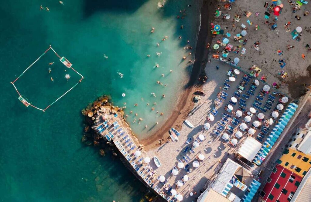 veduta dall'alto della spiaggia di Bogliasco