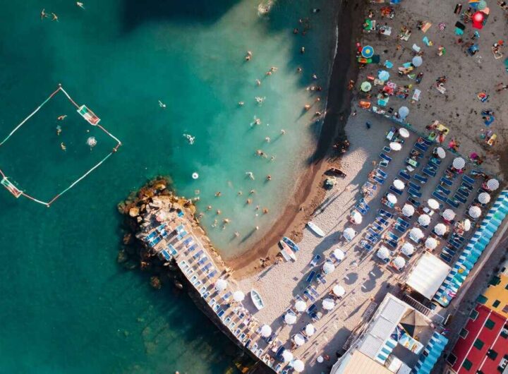 veduta dall'alto della spiaggia di Bogliasco
